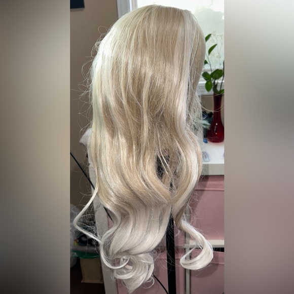 🤍FINAL SALE🤍 Blonde 24” Zeelle Synthetic Wig - Picture 4 of 7